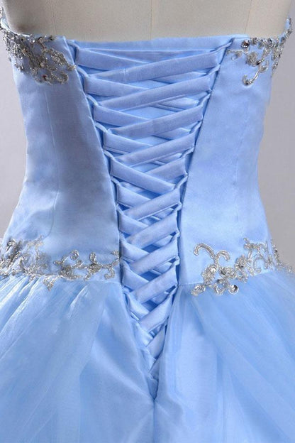 Herzausschnitt Ärmelloses Hellblaues Perlenbesetztes Brautkleid Mit Perlen