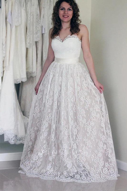 Ärmelloses langes weißes Brautkleid mit Herzausschnitt und Spitze