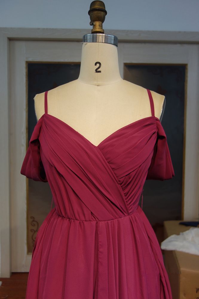 Bodenlanges Chiffon-Ballkleid mit Spaghettiträgern und Rüschen und Schleife