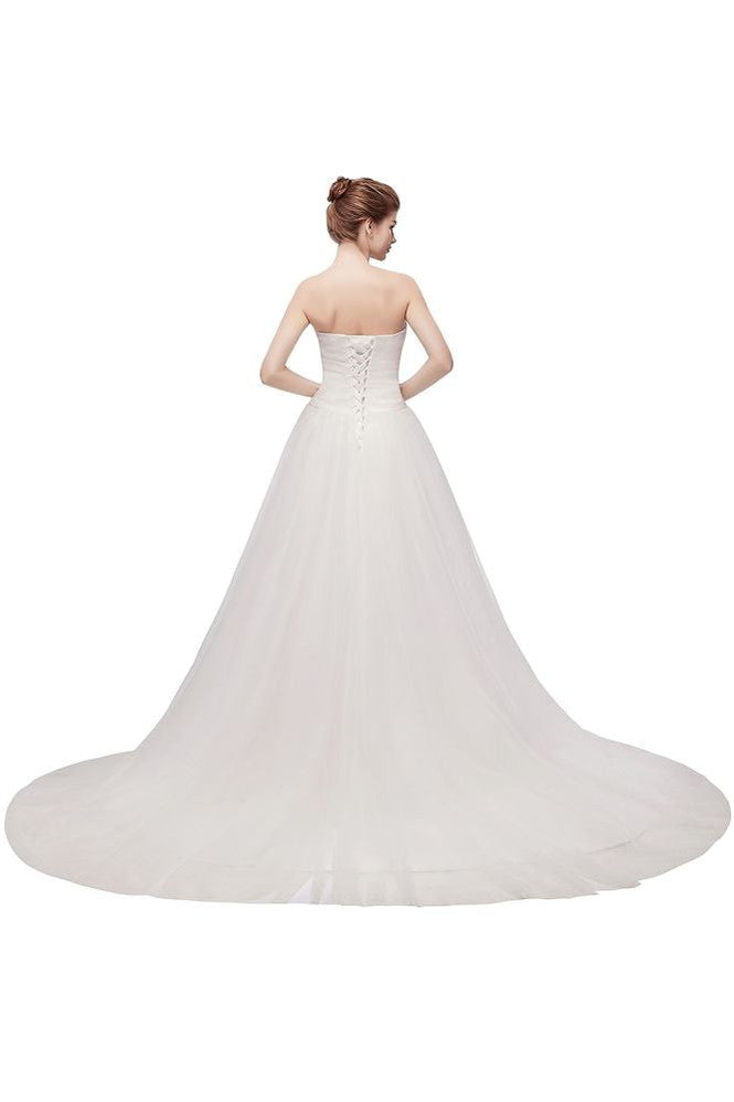 Vestidos de novia de tul con plumas, corte A y escote corazón sin tirantes