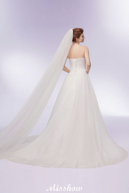 Vestidos de novia de tul con plumas, corte A y escote corazón sin tirantes