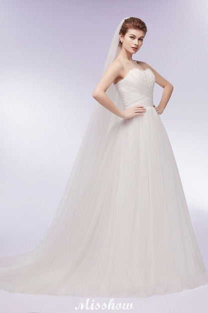 Vestidos de novia de tul con plumas, corte A y escote corazón sin tirantes