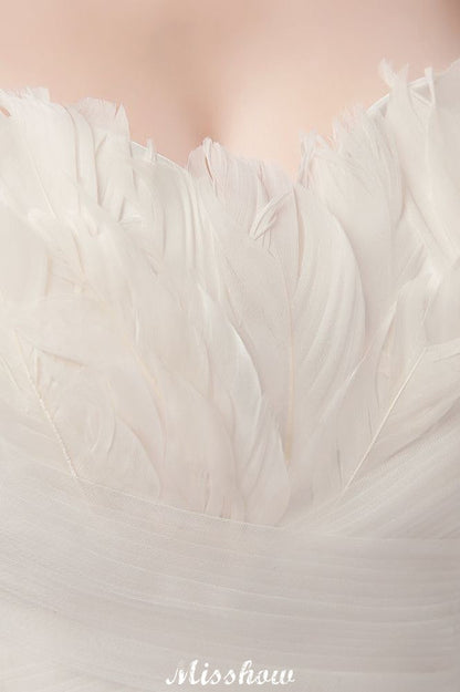 Vestidos de novia de tul con plumas, corte A y escote corazón sin tirantes