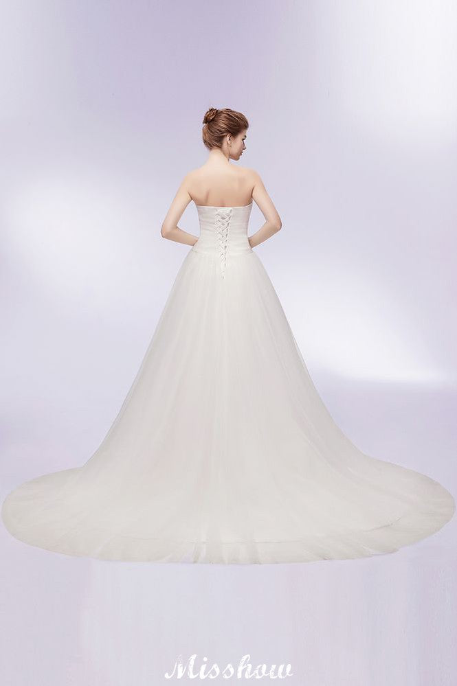 Vestidos de novia de tul con plumas, corte A y escote corazón sin tirantes