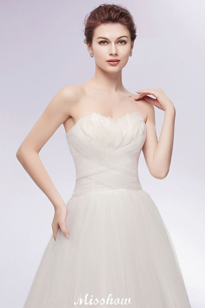 Vestidos de novia de tul con plumas, corte A y escote corazón sin tirantes