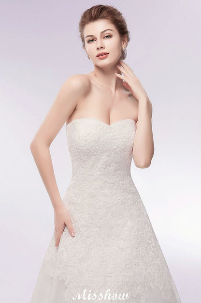 Vestidos de novia largos de tul con encaje y corte A sin tirantes y escote corazón