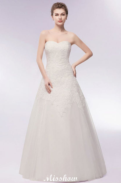 Vestidos de novia largos de tul con encaje y corte A sin tirantes y escote corazón