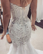 Atemberaubendes Meerjungfrau-Brautkleid mit Spitze und Knöpfen
