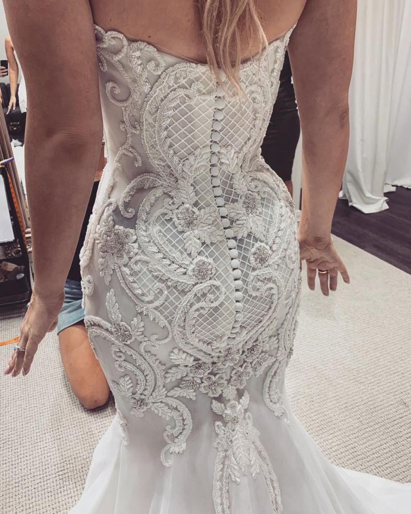 Atemberaubendes Meerjungfrau-Brautkleid mit Spitze und Knöpfen
