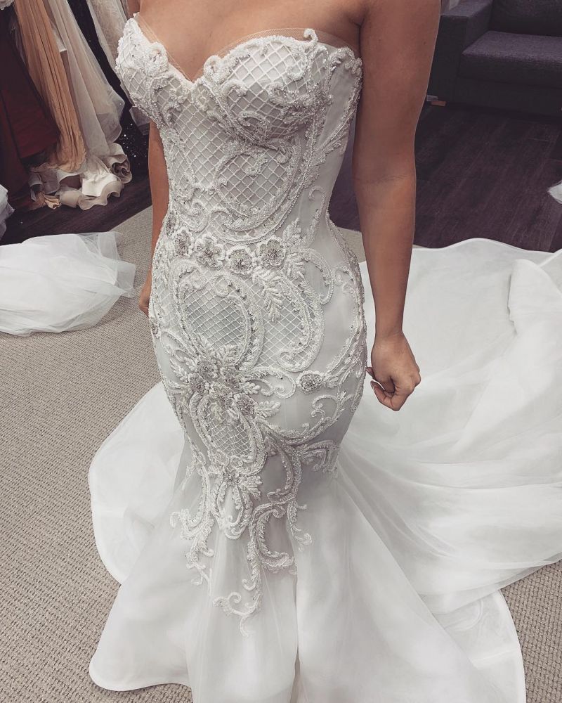 Atemberaubendes Meerjungfrau-Brautkleid mit Spitze und Knöpfen