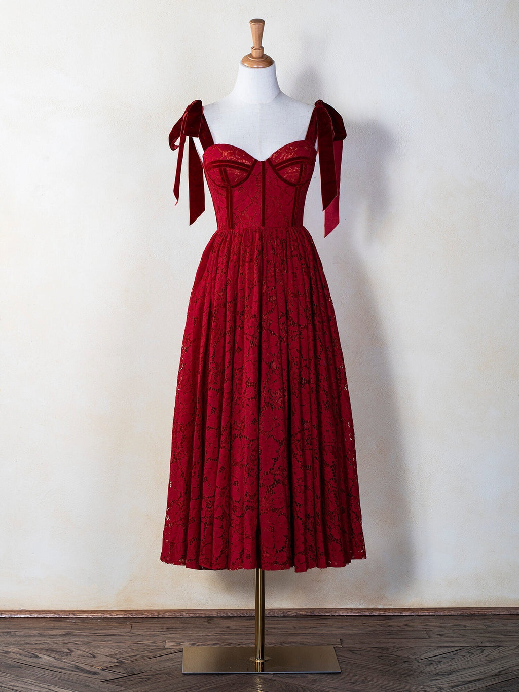 Robe de bal en dentelle longueur thé avec bretelles en forme de nœud et corset