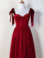 Robe de bal en dentelle longueur thé avec bretelles en forme de nœud et corset