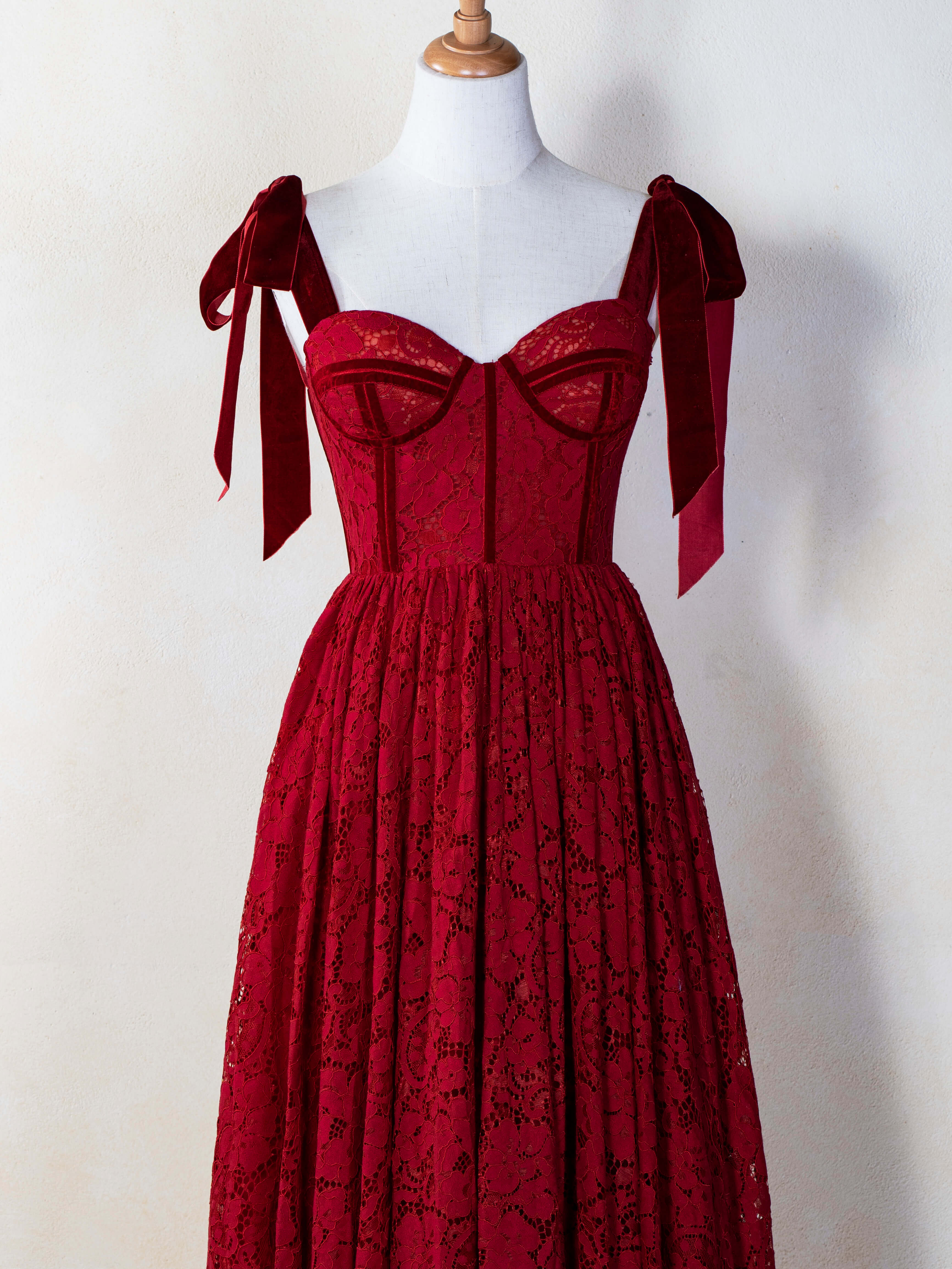 Robe de bal en dentelle longueur thé avec bretelles en forme de nœud et corset