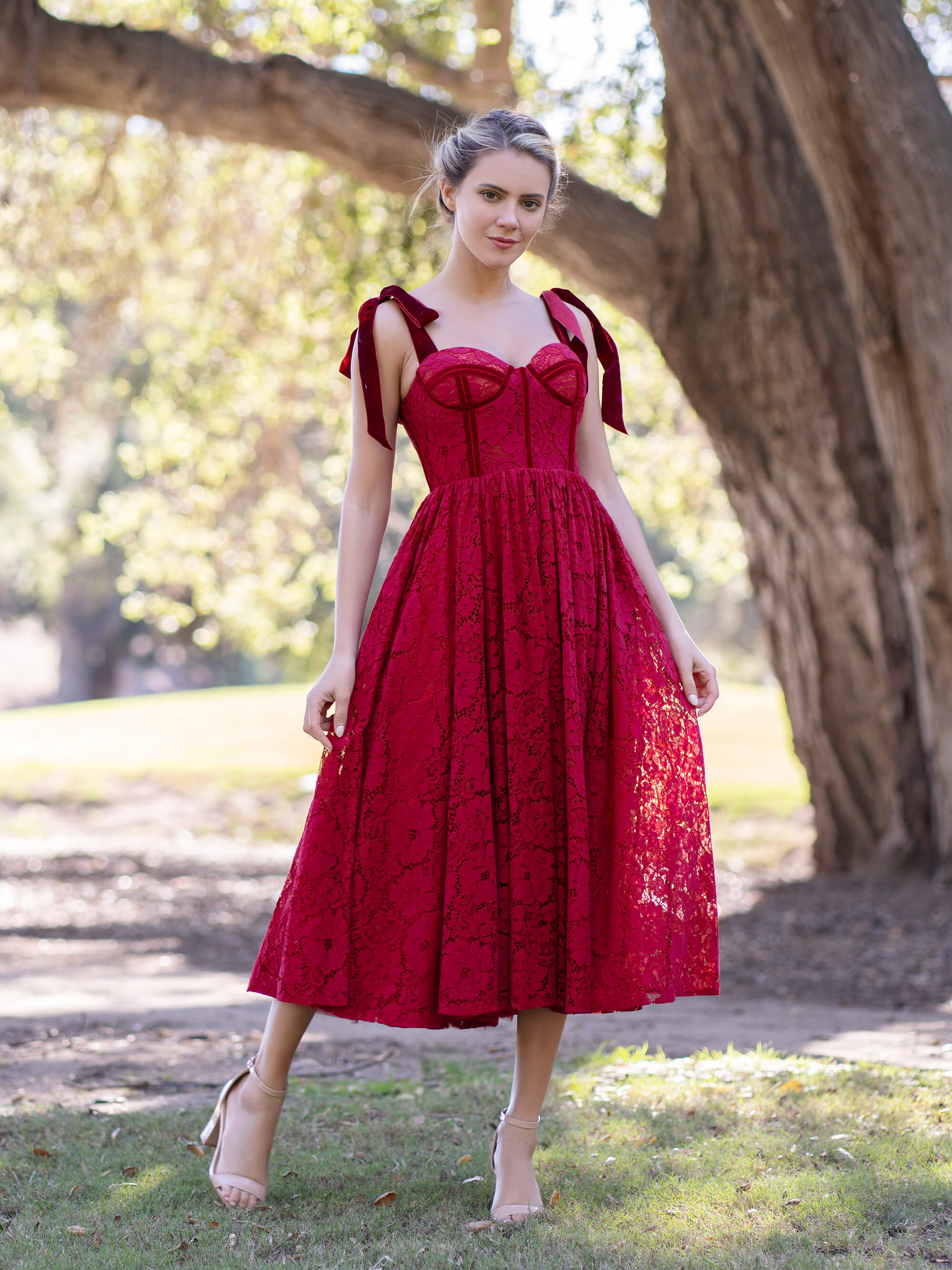 Robe de bal en dentelle longueur thé avec bretelles en forme de nœud et corset