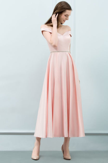 Teelanges rosa A-Linien-Ballkleid mit schulterfreiem Schnitt und Schärpe