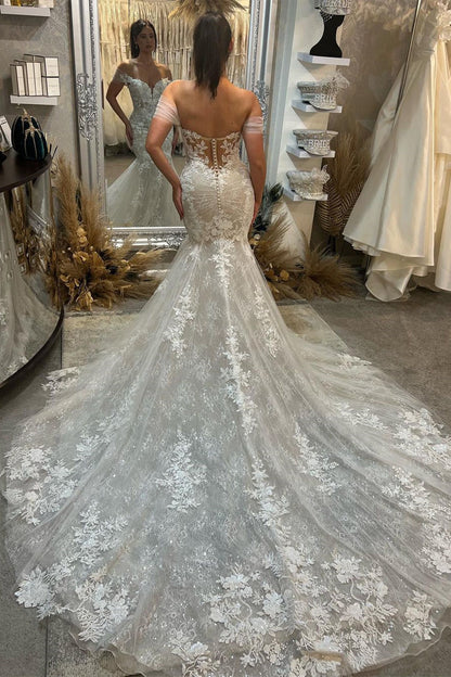 Trendiges, bodenlanges, ärmelloses, schulterfreies Brautkleid aus Spitze mit Herzausschnitt und Kapellenschleppe