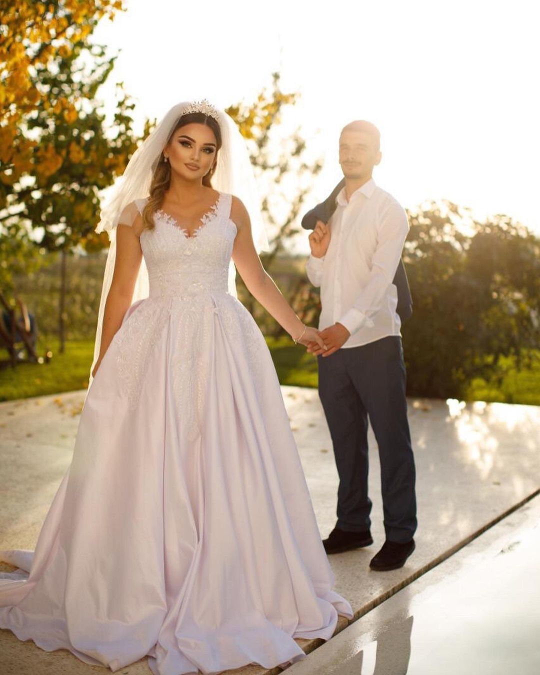 Vestido de novia moderno de satén con escote en forma de A, sin mangas, largo hasta el suelo y cuentas