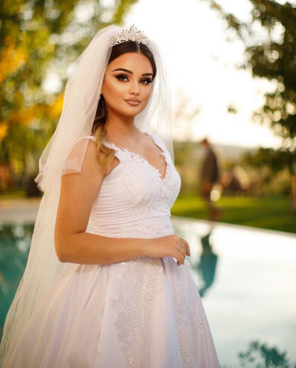 Vestido de novia moderno de satén con escote en forma de A, sin mangas, largo hasta el suelo y cuentas