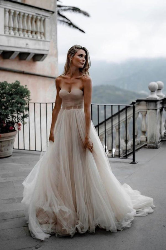 Vestidos de novia de tul con escote corazón y vestidos de novia minimalistas