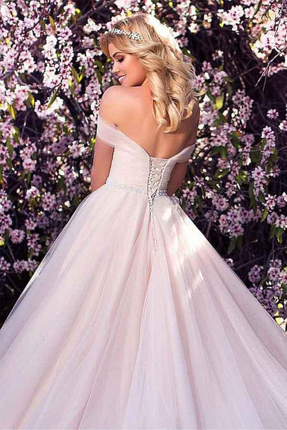 Vestido de novia de tul con escote en A y hombros descubiertos con cuentas