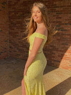 فستان سهرة طويل من الساتان على طراز حورية البحر بكتف مكشوف من قطعتين مع فتحة باللون الأصفر للسهرة الرسمية