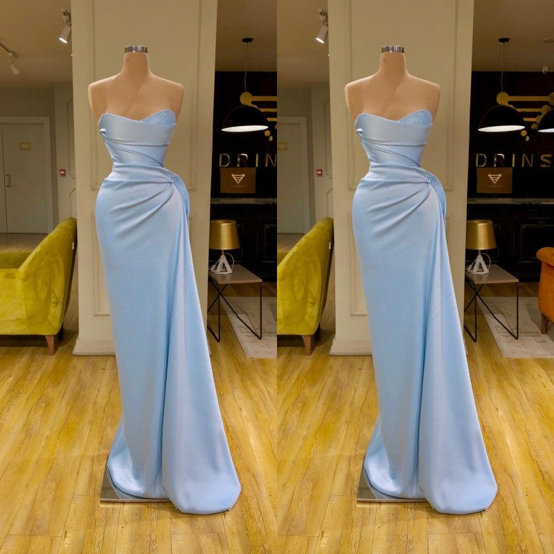 Vestido de fiesta largo azul claro con escote en forma de corazón y pliegues suaves 