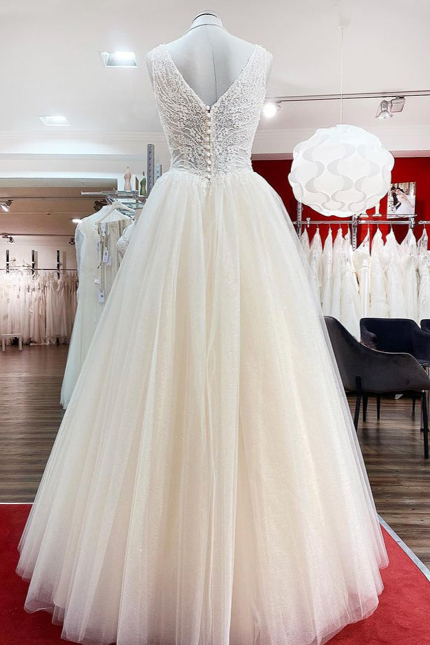 Einzigartiges, langes Prinzessin-Brautkleid mit V-Ausschnitt und Tüllspitze in Elfenbein