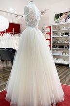 Einzigartiges, langes Prinzessin-Brautkleid mit V-Ausschnitt und Tüllspitze in Elfenbein
