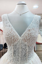 Einzigartiges, langes Prinzessin-Brautkleid mit V-Ausschnitt und Tüllspitze in Elfenbein