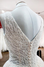 Einzigartiges, langes Prinzessin-Brautkleid mit V-Ausschnitt und Tüllspitze in Elfenbein