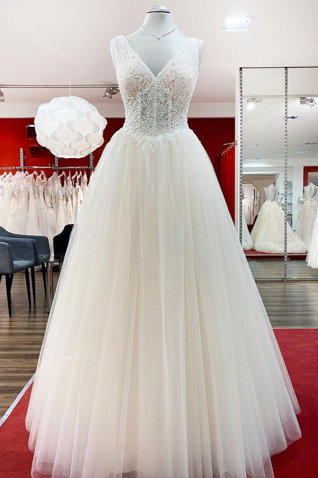 Einzigartiges, langes Prinzessin-Brautkleid mit V-Ausschnitt und Tüllspitze in Elfenbein