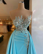 Vestido de cerimónia único comprido em linha A com decote barco, apliques, folhos de cristal
