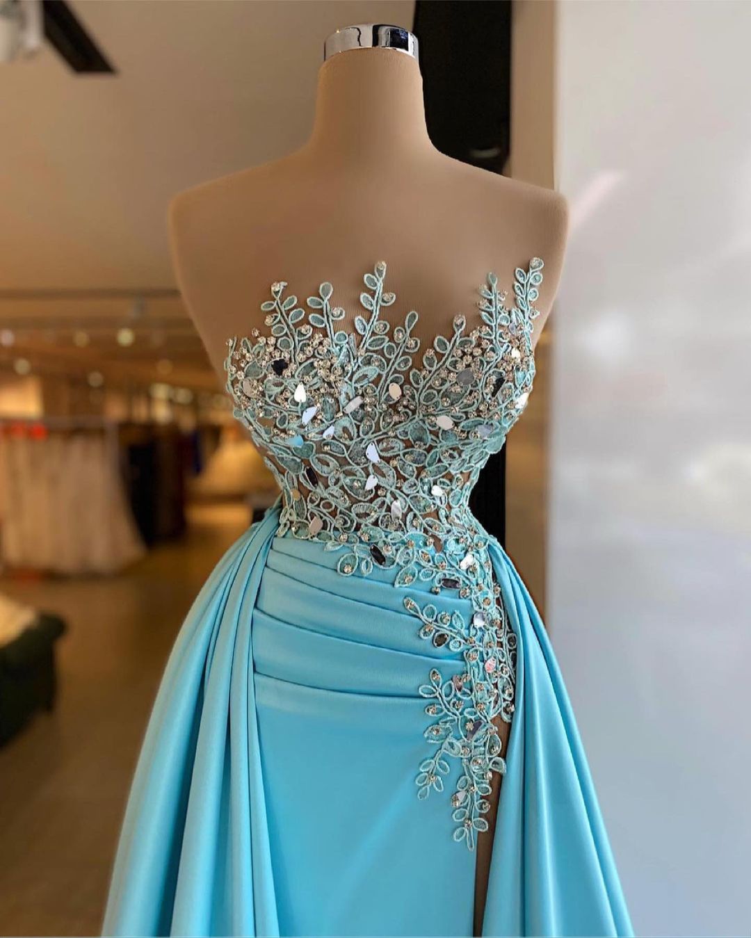 Vestido de cerimónia único comprido em linha A com decote barco, apliques, folhos de cristal