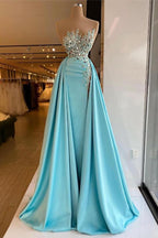 Vestido de cerimónia único comprido em linha A com decote barco, apliques, folhos de cristal
