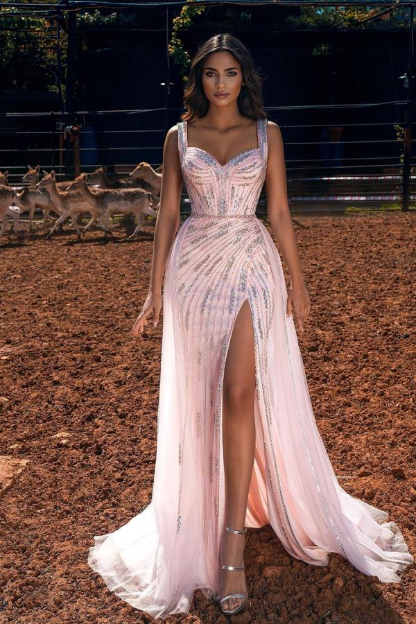 Vestido de baile único comprido em linha A com decote coração, tule e contas, com racha