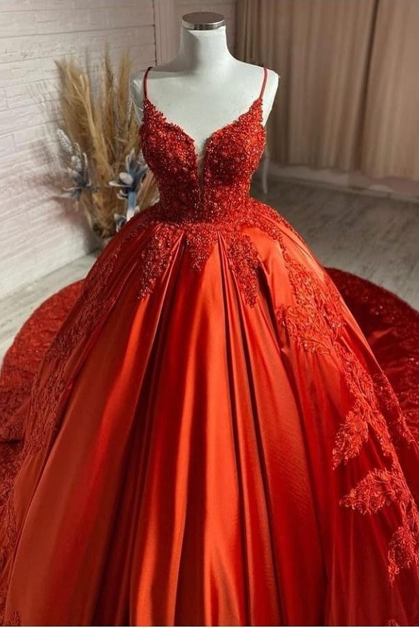 Einzigartiges langes Prinzessin-Brautkleid mit Herzausschnitt und rückenfreiem Saum und Applikationen aus Spitze und Satin