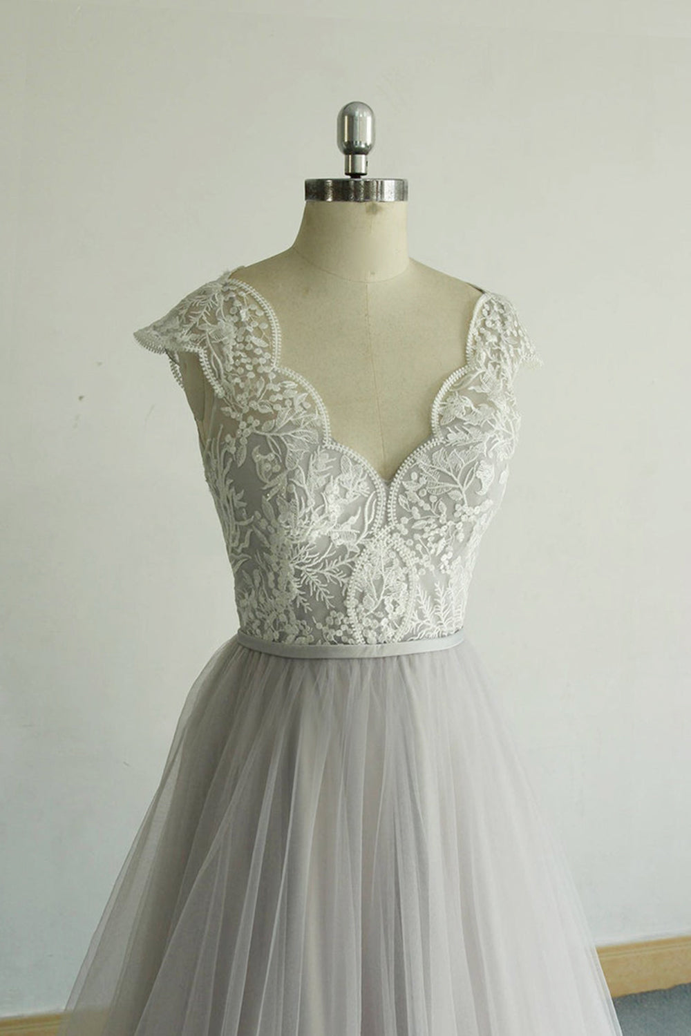 V Neck Tulle Wedding Dress With Appliques Ruffles Aline Short Sleeve Bridal Gown