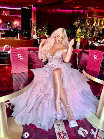 Vestido de fiesta largo rosa claro con volantes y corte princesa en A y hombros descubiertos de Roycebridal