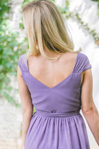 Abito da damigella lungo in chiffon viola con scollo a V, maniche a cappuccio e allacciatura BD042