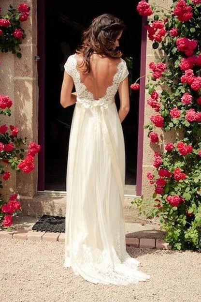 Vestido de novia con escote en V, mangas cortas, cola larga, espalda descubierta y faja