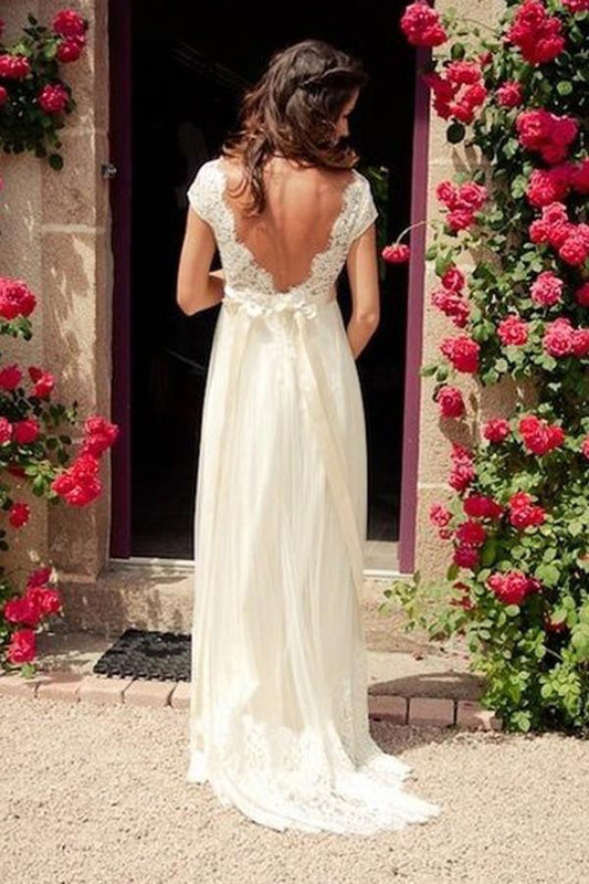 Vestido de novia con escote en V, mangas cortas, cola larga, espalda descubierta y faja