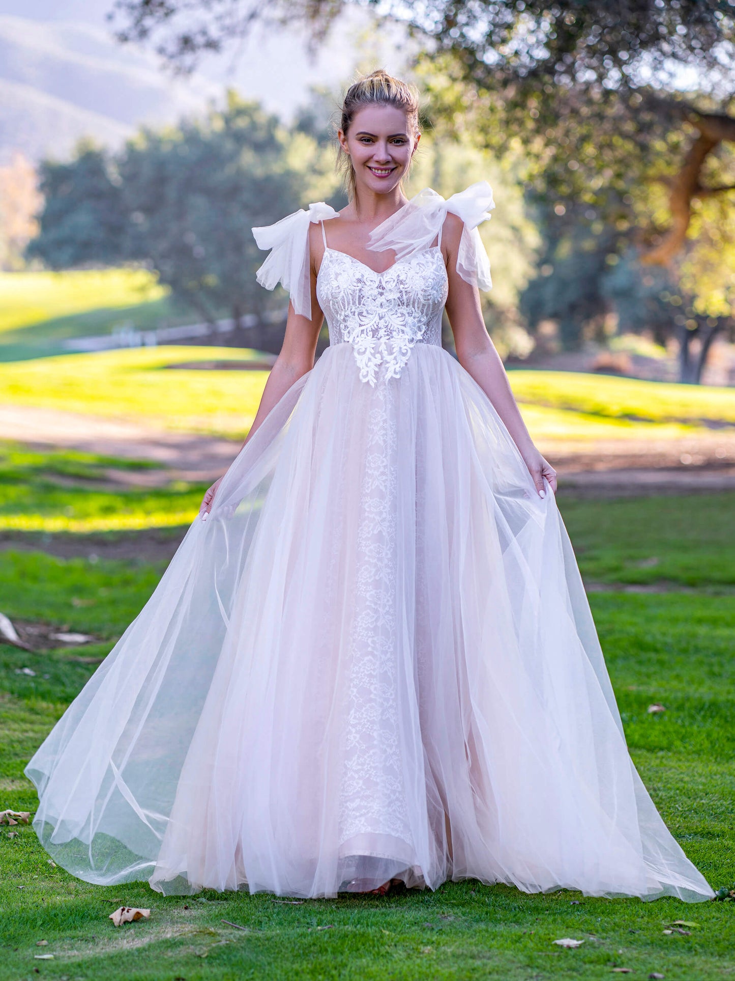 Vestido de fiesta de tul con escote en V, encaje, tirantes de lazo y largo hasta el suelo