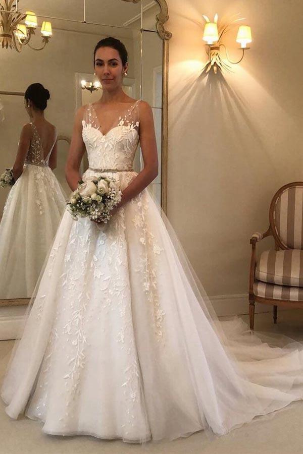 Vestidos de novia de encaje con escote en V y espalda descubierta.