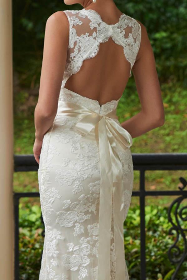 Vestido de novia con escote en V, encaje, cremallera y cola larga