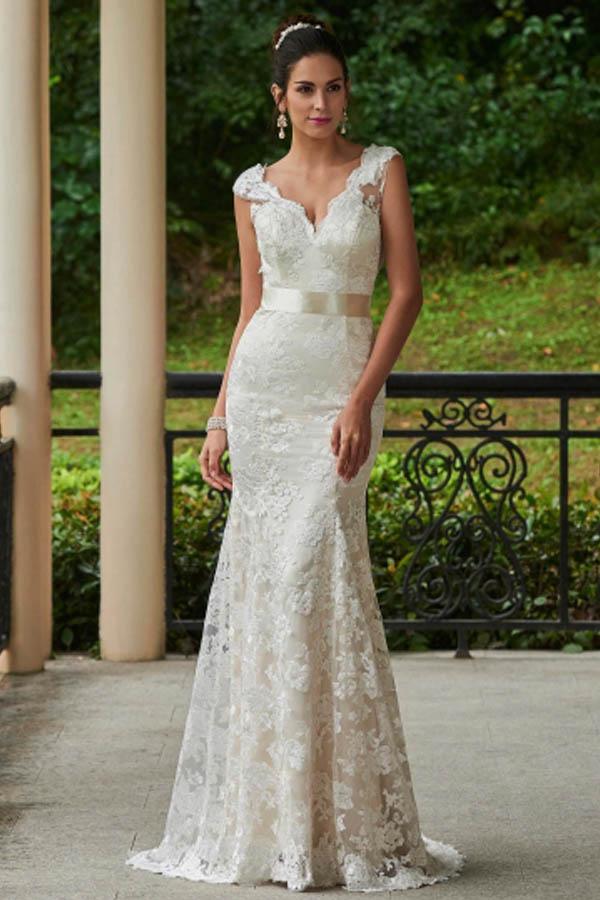 Vestido de novia con escote en V, encaje, cremallera y cola larga