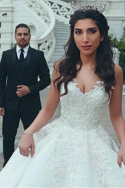 Vestidos de novia con escote en V y apliques de encaje