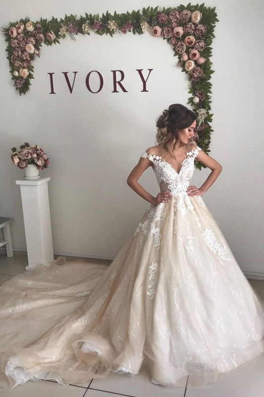 Vestido de novia estilo princesa con escote en V y hombros descubiertos