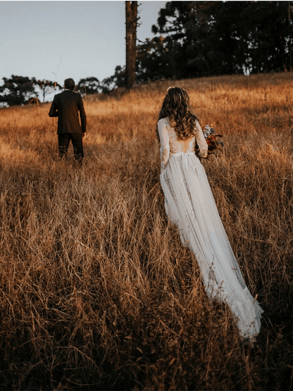 Boho-Brautkleid mit V-Ausschnitt, gepunkteter Spitze, offenem Rücken und langen Ärmeln 