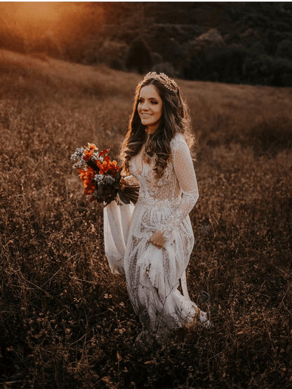 Boho-Brautkleid mit V-Ausschnitt, gepunkteter Spitze, offenem Rücken und langen Ärmeln 