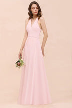 Robe longue de demoiselle d'honneur sans manches à col en V en mousseline rose pour mariage à la plage